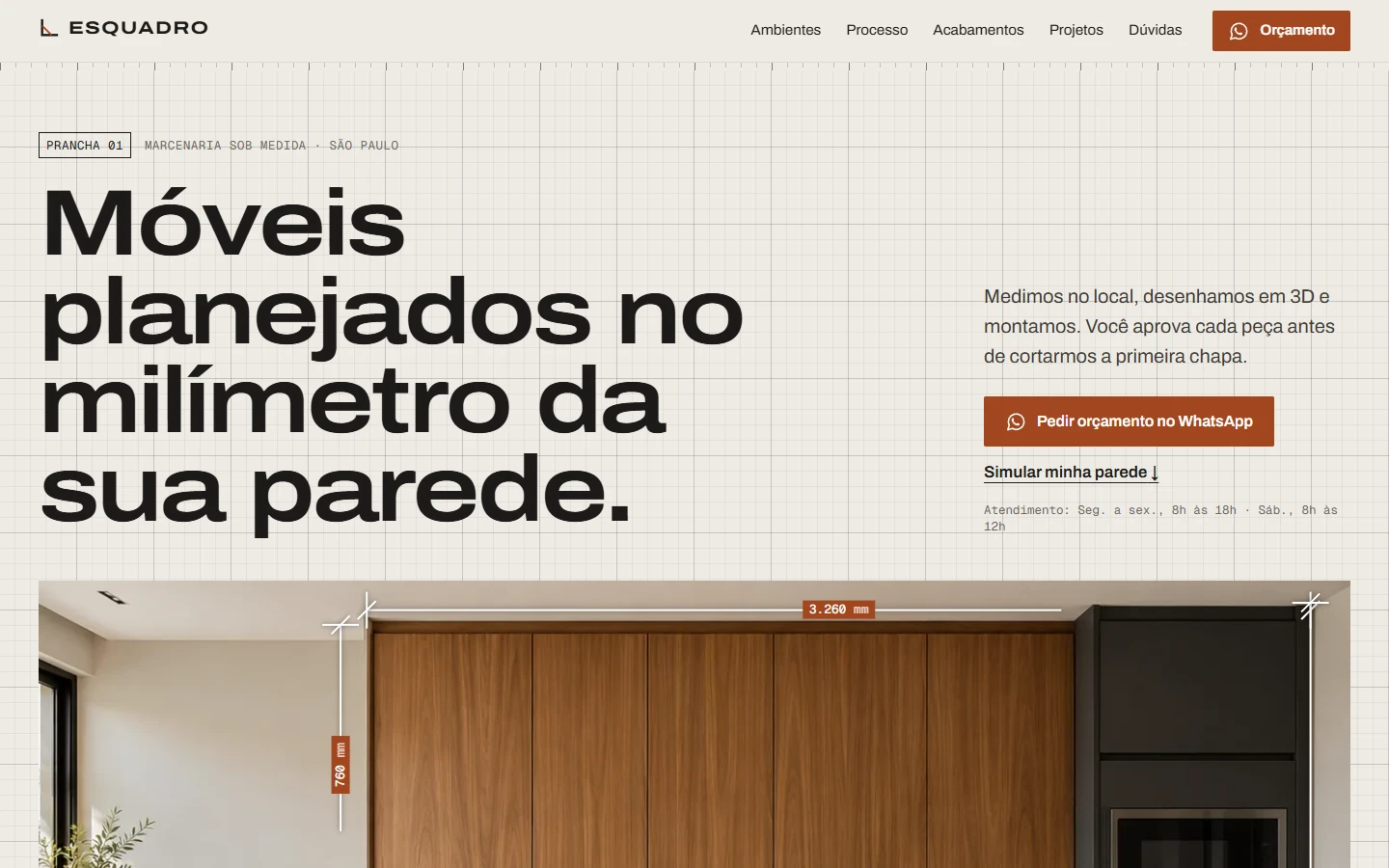 Página inicial do site Esquadro Móveis Planejados, com linhas de cota sobre a foto de uma cozinha, capturada no navegador.